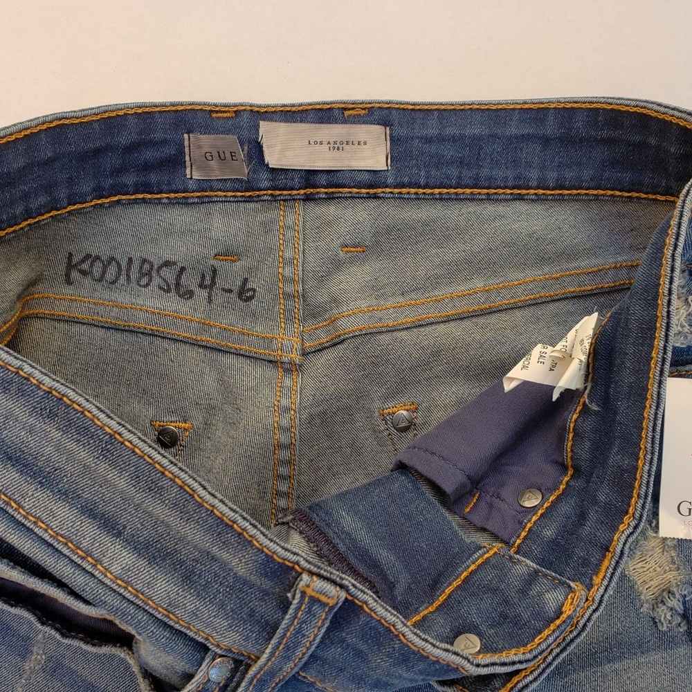 New Men's sz 32 GUESS Slim Tapered Destroyed Jeans - Picture 5 of 7